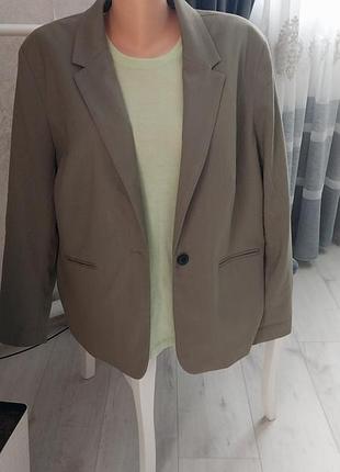 Красивый оливковый пиджак
