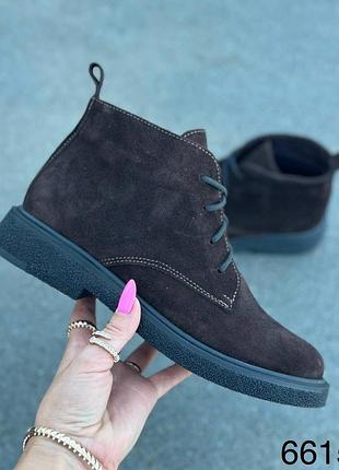 Жіночі черевики на шнурках