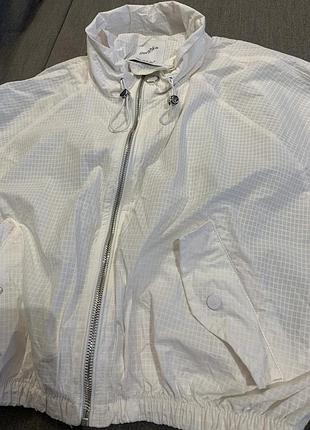 Вітрівка bershka
