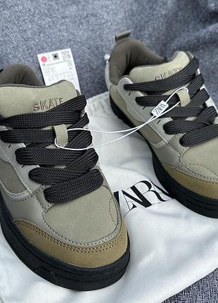 Осінні кросівки zara