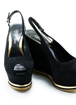 Босоножки черные замшевые на танкетке с брошью т1140