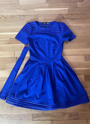 Плаття з поясом