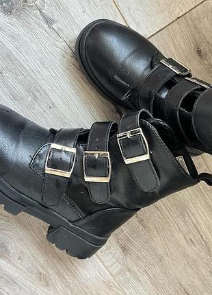 Стильові осінні черевики для дівчинки reserved