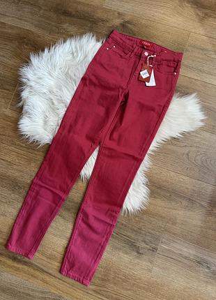 Guess малинові скіні джинси