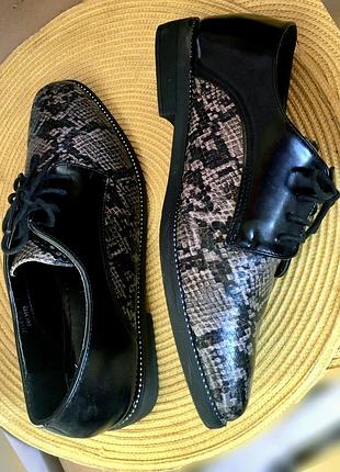 Туфли лоферы женские лаковые под рептилию