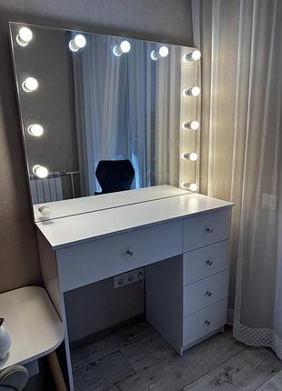 Столик для макіяжу