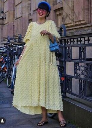 Свободное желтое платье от zara с рельефным узором3 фото