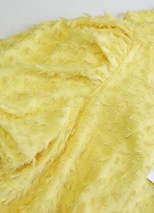 Свободное желтое платье от zara с рельефным узором6 фото