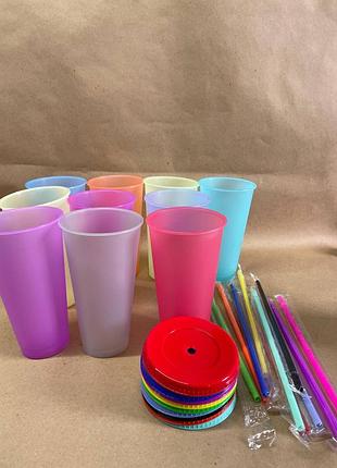 Багаторазові пластикові стакани з кришками та трубочками