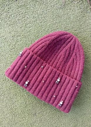 Демисезонная марсаловая шапочка с камушками спереди