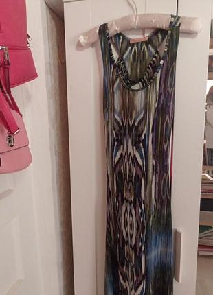 Платье с открытой красивой спинкой.