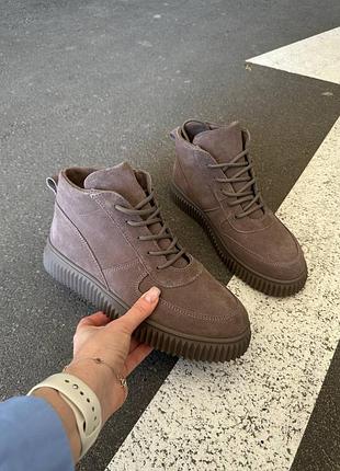 Ботинки женские из натуральной замши цвета латте на байке демисезонные