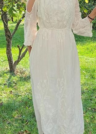 Платье с вышивкой