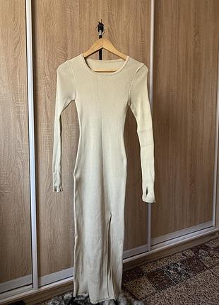 Бежева сукня з рощрізами на рукавах та з розрізом