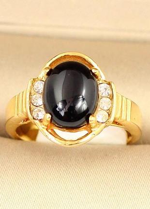 Кільце no name чорний онікс з трьома цирконами золотисте