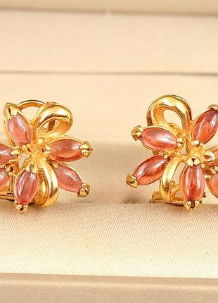 Сережки no name шість каменів з натуральним гранатом 1,6 см золотисті