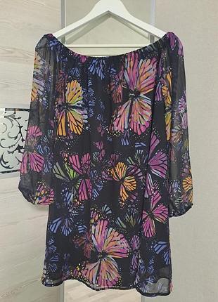 Сукня з метеликами і відкритими плечима