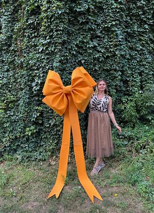 Эффектный объемный бант оранжевого цвета для подарков, фотозон и оформления зала