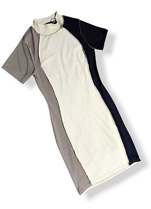 Платье в рубчик с трендовыми изнаночными швами размер s