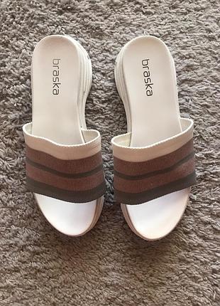 Актуальные шлепанцы, босоножки. подойдут на широкую стопу.