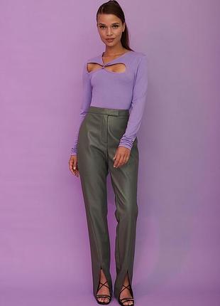 Кожаные брюки с разрезами в графитовом цвете