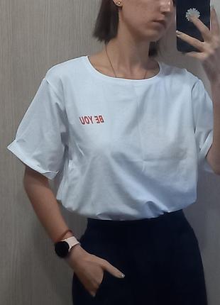 Базовая белая футболка