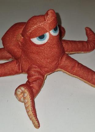 Восьминог хенг из мультфильма disney/pixar "в поисках дори"