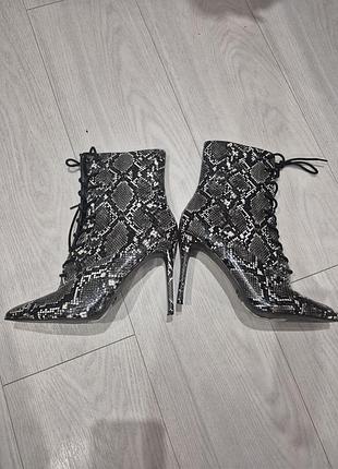 Сапожки на каблуке