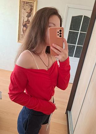 Красный топ со спущенными плечами новый в рубчик размер м