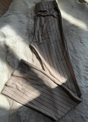 Штани бежеві в чорну смужку