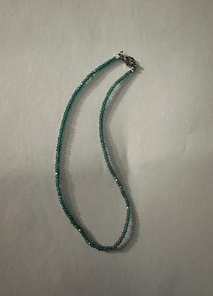 Сяючий чокер смарагдового кольору