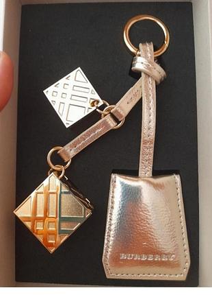 Брелок , аксесуар burberrу, вінтаж. новий ,коробка 
наклад платежу , безп опоати немає.
торг відсутній.