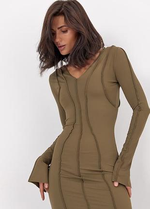 Довга приталена сукня зі швами на зовні