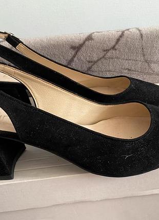 Замшеві туфлі на підборах