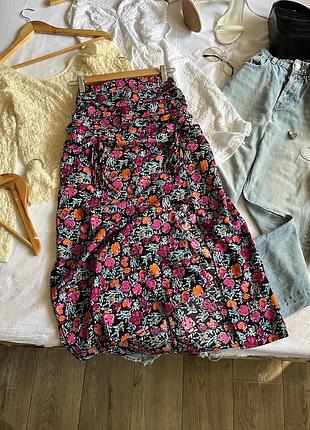 Рожево-блакитна спідниця міді у квіти