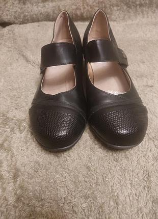 Туфлі чорні с застібкою на липучці 38 розмір.