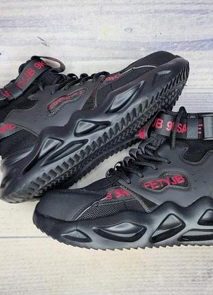 Кроссовки с укрепленным носком