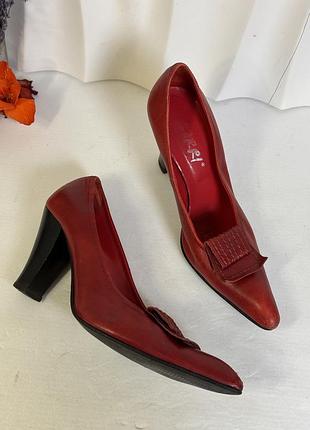 Кожаные красные остроконечные элегантные туфли 38