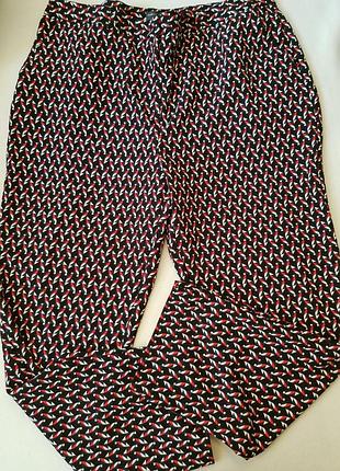 Комфортные брюки из красивой эластичной ткани по бокам, есть карманы, большой размер 4xl/20