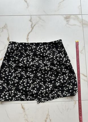 Квіткова чорна міні спідниця в ідеальному стані розміру s