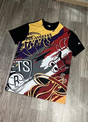 Спортивна чоловіча футболка new era basketball nba team оригінал y2k sk8 ню ера баскетбол нба вінтаж в ідеальному стані лейкерс чикаго