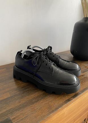 Лаковані туфлі-дербі трек від zara