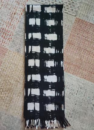 Мягкий флисовый черно-белый шарф