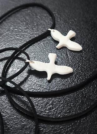 Колье белый голубь мира из полимерной глины на шнурке из замши