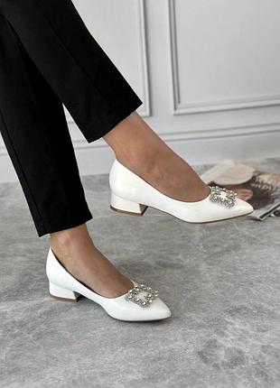 Туфлі білі з прикрасою на стійкому підборі з вузьким носком жіночі осінь весна