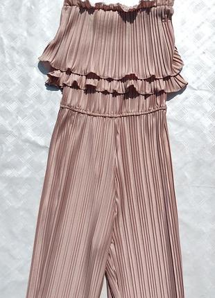 Красивый плиссированный розовый комбинезон с рюшами на резинке