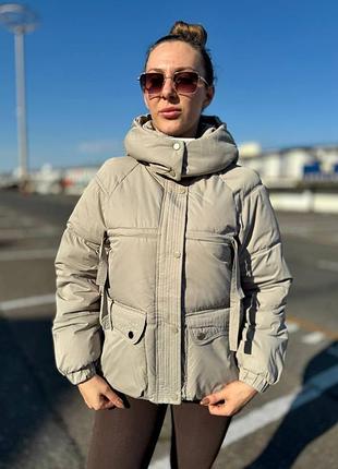 Стильна куртка на блискавці та гудзиках