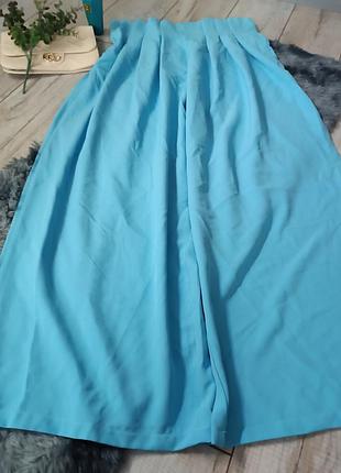 Штаны палаццо, крупного размера в голубом цвете.
сбоку на молнии (замочке)