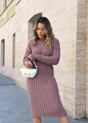 Базовое теплое вязаное платье оверсайз со спущенным плечевым швом