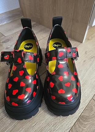 Жіночі туфлі 36 розміру. оригінал buffalo. чорні з червоними сердечками.